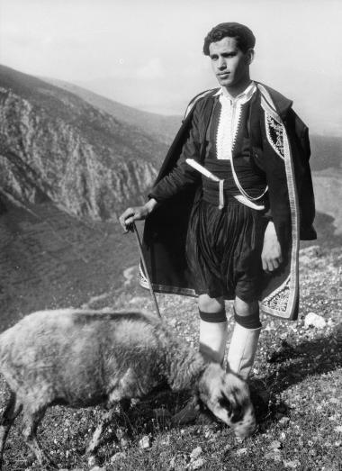 Άνδρας με κρητική φορεσιά, Δελφοί, 1930