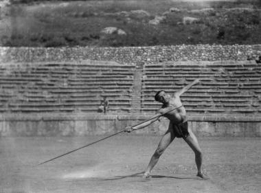 Μέλος του Πυρρίχιου χορού στο αρχαίο στάδιο των Δελφών, 1930