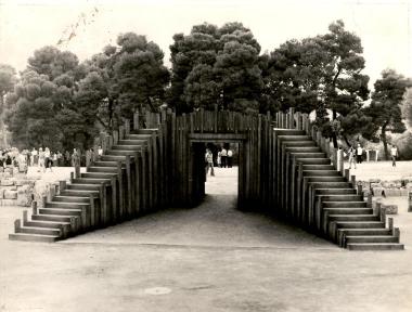 «Φοίνισσες» 1988, άποψη του σκηνικού της παράστασης