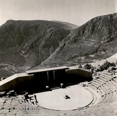 «Οιδίπους τύραννος» 1951, άποψη του σκηνικού της παράστασης