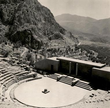 «Οιδίπους τύραννος» 1951, άποψη του σκηνικού της παράστασης