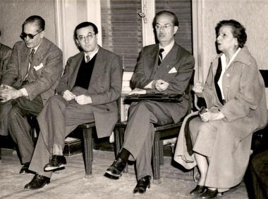 Απονομή αναμνηστικού μεταλλίου στη Μαρίκα Κοτοπούλη για την συμμετοχή της στην «Ορέστεια» και την προσφορά της στο ελληνικό θέατρο