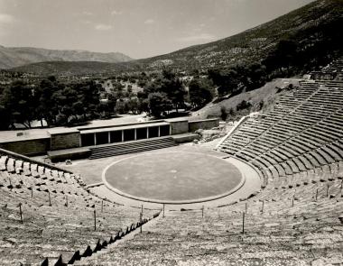 «Οιδίπους τύραννος» 1955, άποψη του σκηνικού της παράστασης