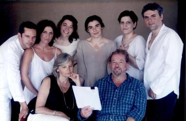 Αναμνηστική φωτογραφία συντελεστών της παραγωγής «Swallow song»