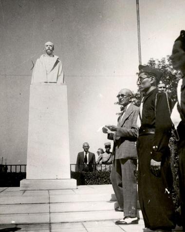 Περιοδεία του Εθνικού Θεάτρου στη Θεσσαλονίκη 1938, κατάθεση στεφάνου στο μνημείο του Γεωργίου Α'