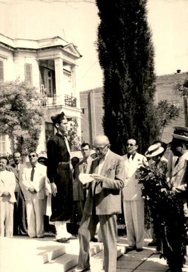 Περιοδεία του Εθνικού Θεάτρου στη Θεσσαλονίκη 1938, κατάθεση στεφάνου στο μνημείο του Γεωργίου Α'