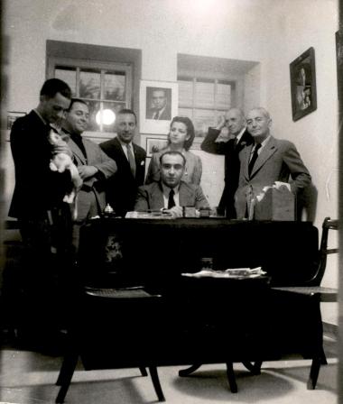 Ο Κωστής Μπαστιάς με συντελεστές του Εθνικού Θεάτρου