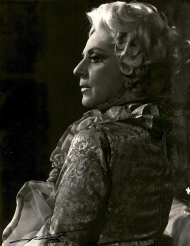 Η Μαίρη Αρώνη με θεατρικό κοστούμι