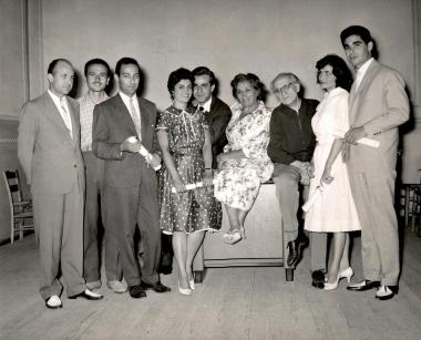 Δραματική Σχολή, αναμνηστικό στιγμιότυπο σπουδαστών με τους καθηγητές τους