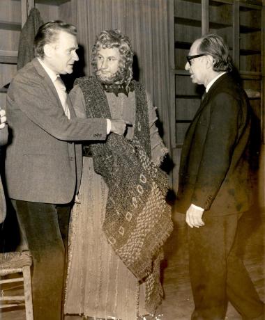 Ο θεατρικός παραγωγός Peter Daubeny στις δοκιμές της «Ορέστειας»