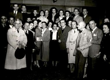 Απονομή αναμνηστικού μεταλλίου στη Μαρίκα Κοτοπούλη για την συμμετοχή της στην «Ορέστεια» και την προσφορά της στο ελληνικό θέατρο