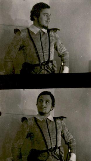 Ο Νίκος Δενδραμής με θεατρικό κοστούμι