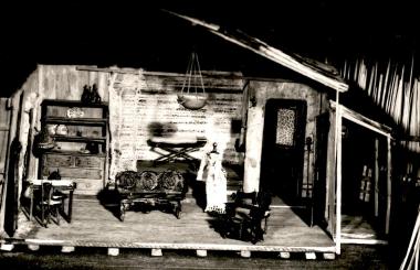 «Τριαντάφυλλο στο στήθος», μακέτα σκηνικού