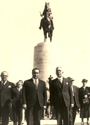 Κατάθεση στεφάνου στον αδριάντα του Κωνσταντίνου Α΄