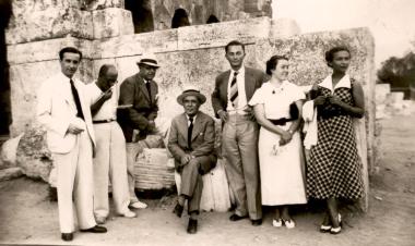 Ο Δημήτρης Ροντήρης με μέλη του Εθνικού Θεάτρου στο Ηρώδειο