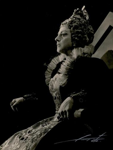 Η Μαίρη Αρώνη ως Βασίλισσα Ελισάβετ