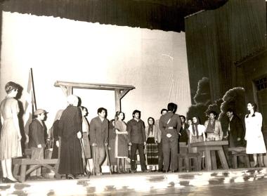 «Σκοτεινιά στον Έπαχτο», στιγμιότυπο από την παράσταση