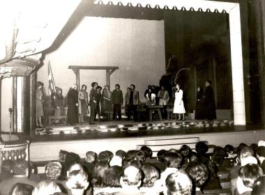 «Σκοτεινιά στον Έπαχτο», στιγμιότυπο από την παράσταση