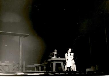 «Σκοτεινιά στον Έπαχτο», στιγμιότυπο από την παράσταση