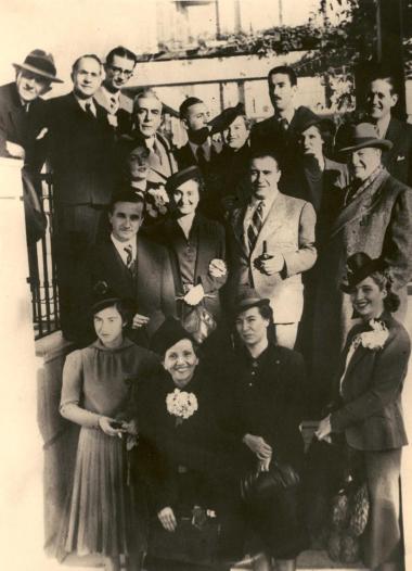 Η Μαρίκα Κοτοπούλη με μέλη του Εθνικού Θεάτρου