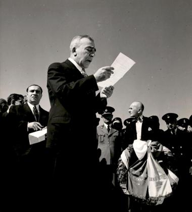 Κατάθεση στεφάνου στον αδριάντα του Κωνσταντίνου Α΄