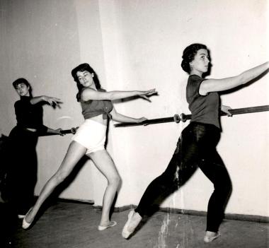 Μάθημα χορού στη Δραματική Σχολή του Εθνικού Θεάτρου