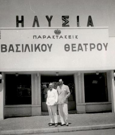 Ο Μιλτιάδης Λιδωρίκης έξω από το θέατρο Ηλύσια