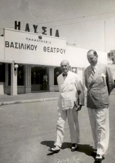 Ο Μιλτιάδης Λιδωρίκης έξω από το θέατρο Ηλύσια