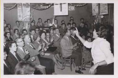 Κοινό παρακολουθεί την παράσταση των μαθητών της ΑΓΣ, Το