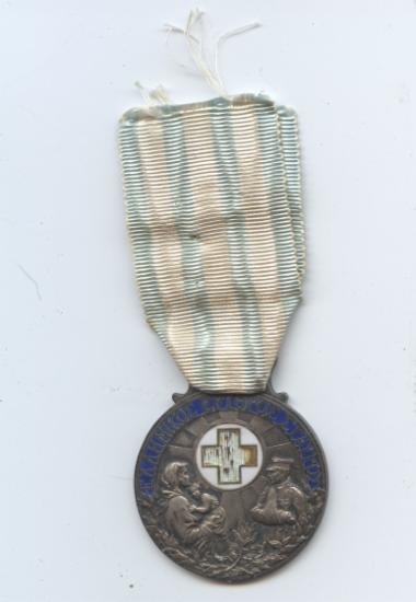 Το μετάλλιο του Ελληνικού Ερυθρού Σταυρού με το οποίο βραβεύτηκε ο Charles Lucious House, 1941(μπροστινή όψη)