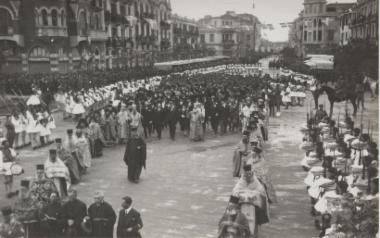 Εορτασμός μπροστά στην Πλατεία Αγία Σοφίας, 1