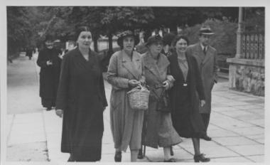 Ann Kellogg House περπατώντας με φίλους, 1934