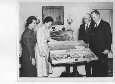 Η πρώην Βασίλισσα των Ελλήνων Φρειδερίκη με τους Tad και Bruce Lansdale και τον Herbert P. Lansdale, Jr., 1956