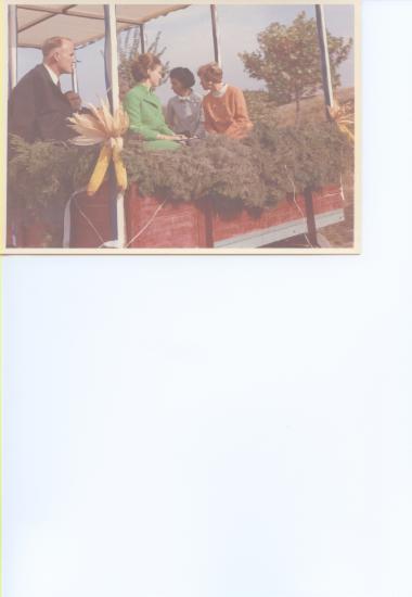 Η Πρώην Βασίλισσα της Ελλάδας Άννα-Μαρία συνοδευόμενη ξεναγείται στην ΑΓΣ, 1967