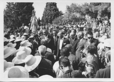 Μαθητές και προσωπικό της Α.Γ.Σ. καλωσορίζουν τον Αντιπρόεδρο των Η.Π.Α. Johnson ενώ στέκονται δίπλα του ο Bruce Lansdale και ο πρώην πρωθυπουργός Παναγιώτης Κανελλόπουλος, 1963