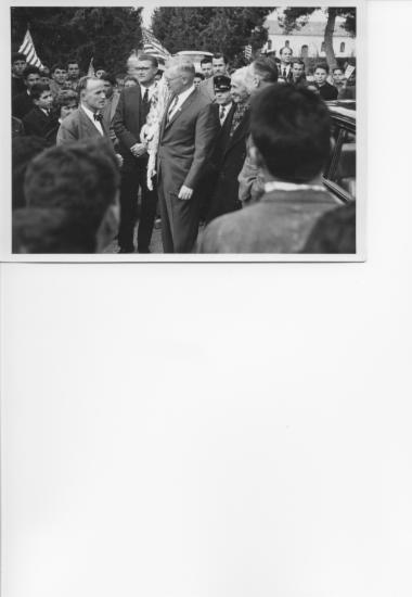 Ο Πρέσβης Phillips Talbot φθάνει στη Α.Γ.Σ. το Νοέμβριο του 1965