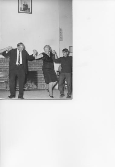 Η Frances Humphrey Howard, αδερφή του πρώην Αντιπροέδρου των Η.Π.Α. Hubert Humphrey, χορεύει στην Α.Γ.Σ. με τον Bruce Lansdale ελληνικούς χορούς, Δεκέμβριος 1966