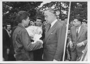 Μαθητές της Α.Γ.Σ. καλωσορίζουν τον Υπουργό Εσωτερικών Γεώργιο Ράλλη, 1962