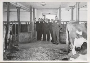 Ο Bruce Lansdale ξεναγεί στην Α.Γ.Σ. τον Υπουργό Εσωτερικών Γεώργιο Ράλλη, 1962