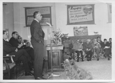 Ο Υπουργός Εσωτερικών Γεώργιος Ράλλης καλωσορίζει τους συμμετέχοντες συνεδρίου στην Α.Γ.Σ., 1962