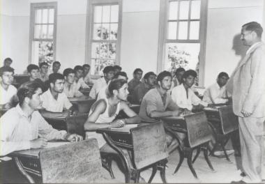Μαθητές στην τάξη με τον Δημήτρη Χατζή, Ιανουάριος 1949