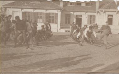 Μαθητές στο μάθημα της γυμναστικής, 1924