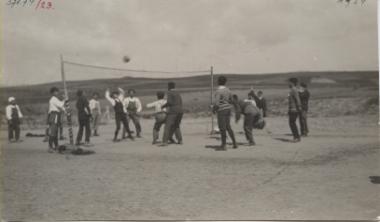 Μαθητές στο μάθημα της γυμναστικής,1924 (Βόλεϊ)