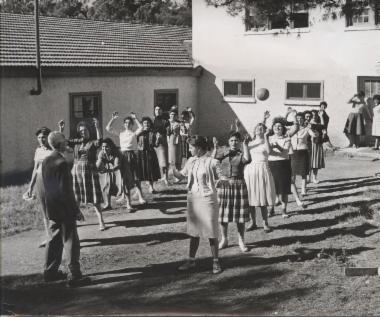 Μαθήτριες σε αθλητικές δραστηριότητες, 1955