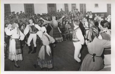 Μαθητές χορεύουν εθνικούς χορούς