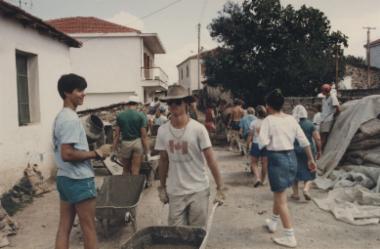 Παιδιά του Greek Summer κατασκευάζουν δρόμο, 1986