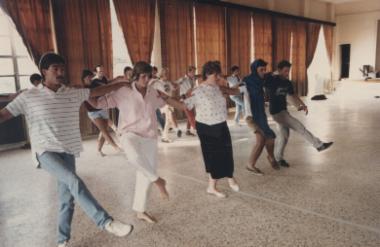 Παιδιά του Greek Summer μαθαίνουν χορό, 1986