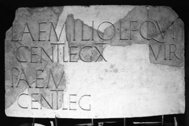 Achaïe II 156: Επιτύμβιο των εκατοντάρχων Λευκίου Αιμιλίου και Ποπλίου Αιμιλίου, γιων του Λευκίου