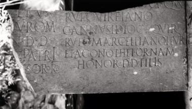 Achaïe II 136a_b: Επιτύμβιο του Γαΐου Αννουσιδίου Ρούφου και της οικογένειάς του