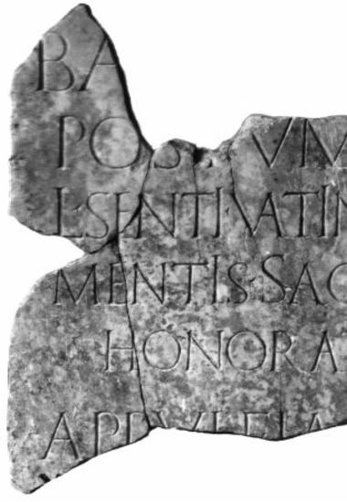 Achaïe II 129: Επιτύμβιο της Ποστούμης, συζύγου Λουκίου Σεντίου Βατινιανού